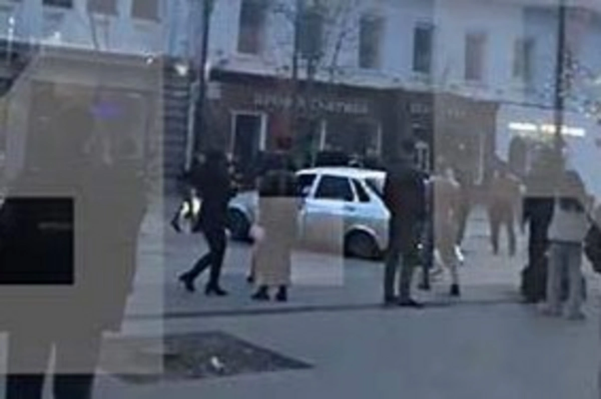 Участников массовой драки в российском Саратове протаранили на автомобиле - ВИДЕО